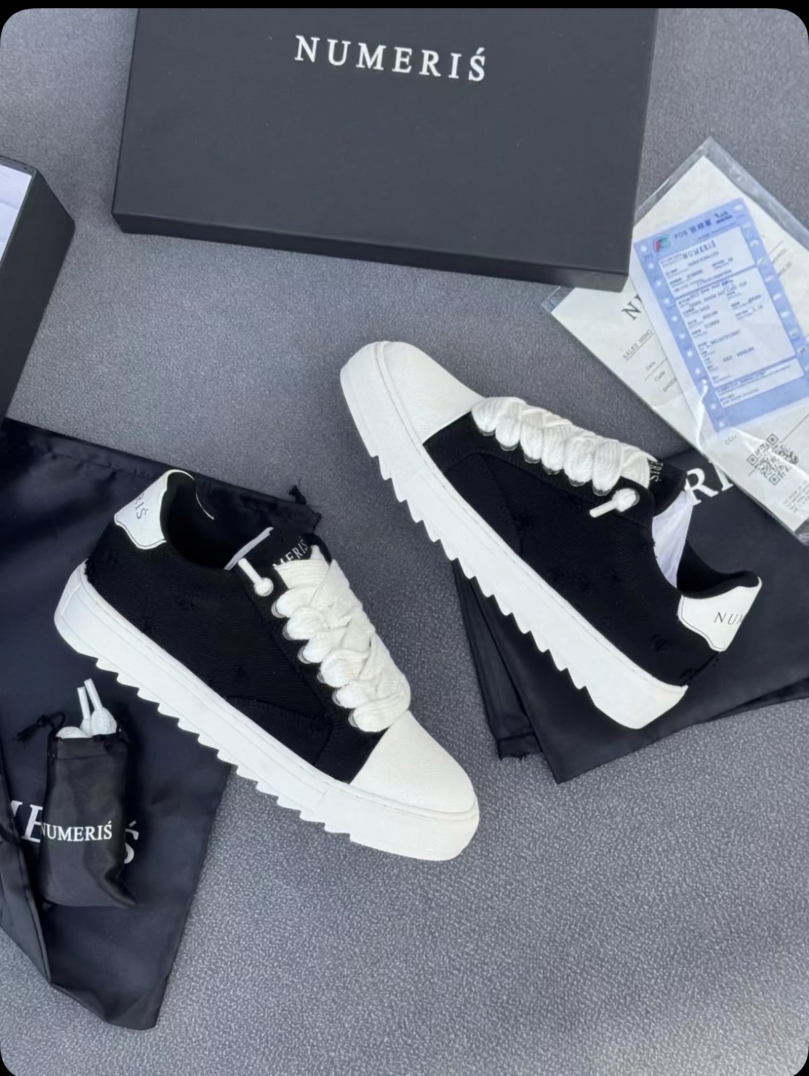 Numeris Low — Black / White